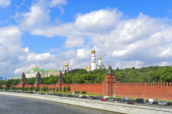 Il sole dipinge la luce brillante delle pareti dell antico Cremlino