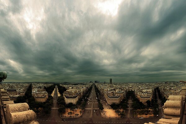 Fotos der Stadt unter den Wolken