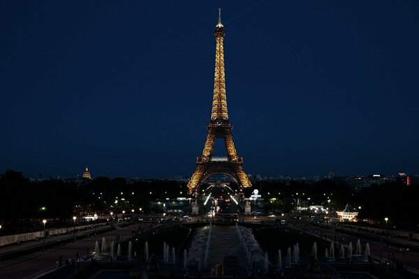 Nocna Wieża Eiffla w Paryżu w światłach