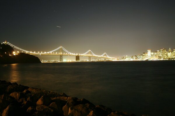 Brücke über den Fluss in der Nacht