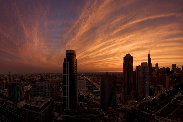 Fotos de edificios de varios pisos al atardecer