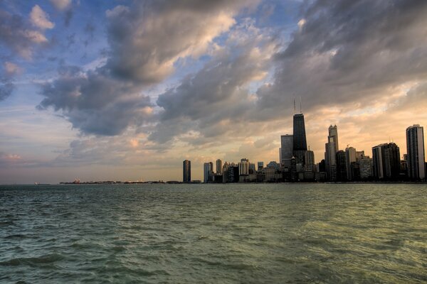 Rascacielos de Chicago dan sombra en el agua