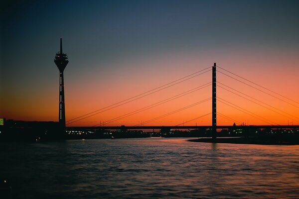 Вечерний закат за мостом с башней