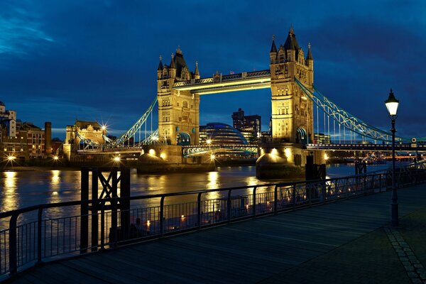 Majestätische Tower Bridge trifft die Nacht