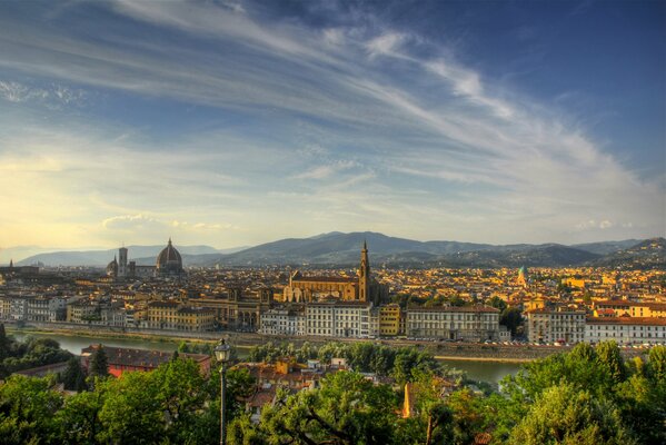 Alte italienische Stadt im Sommer