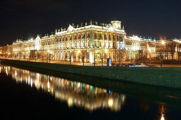 Luces del Hermitage nocturno en San Petersburgo