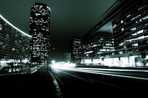 Route éclairée de nuit dans la ville