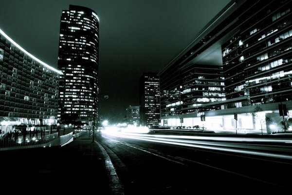 Strada illuminata di notte in città