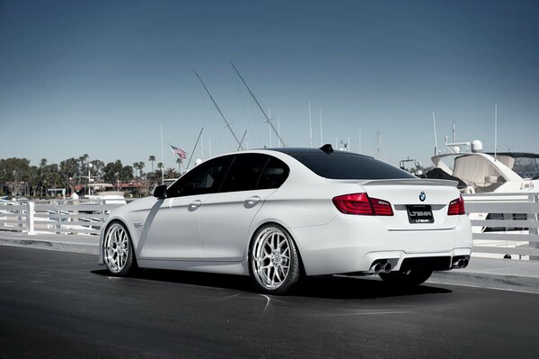 BMW blanc sur fond de yacht blanc