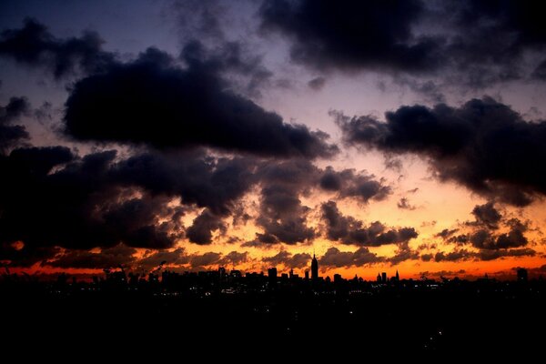 Sonnenuntergang über den Lichtern der Stadt