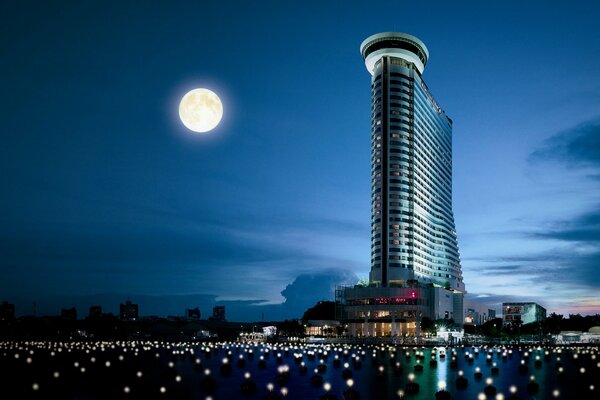 Großer Mond. Vollmond in Bangkok, Thailand