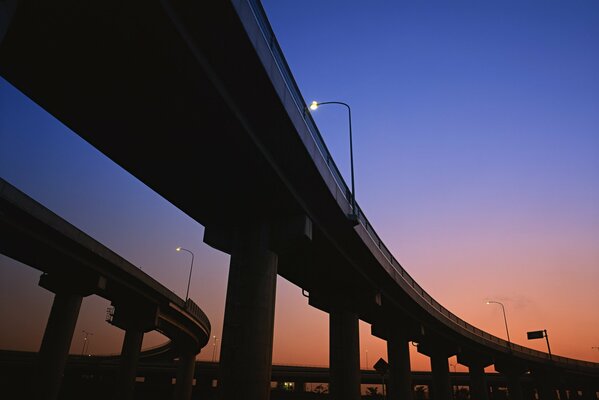 Brücke unter hellem Sonnenuntergang