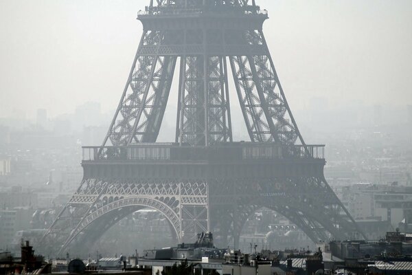 Smog envuelve la torre Eiffel