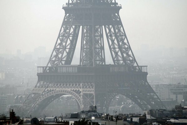 Le smog a enveloppé la tour Eiffel
