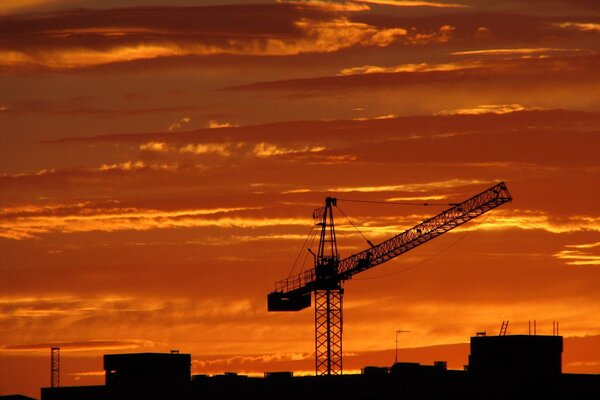 Kran auf Baustelle bei Sonnenuntergang