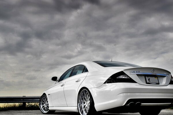 Un coche de lujo decente. Mercedes blanco