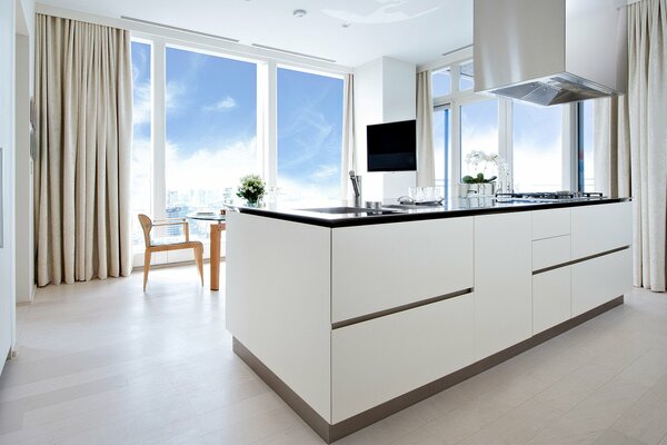 Современная престижная белая кухня с панорамными окнами