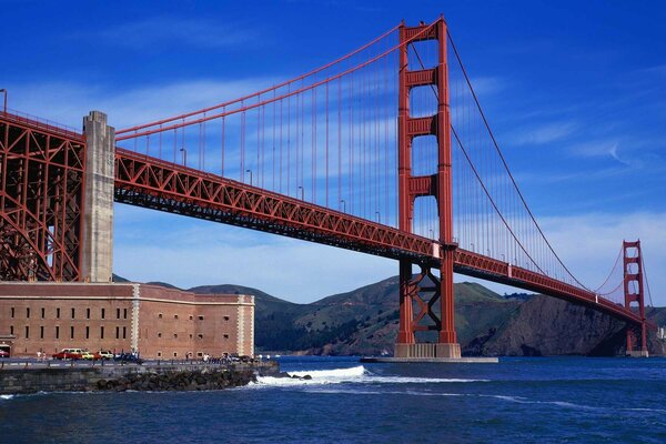 Un énorme pont derrière une petite maison