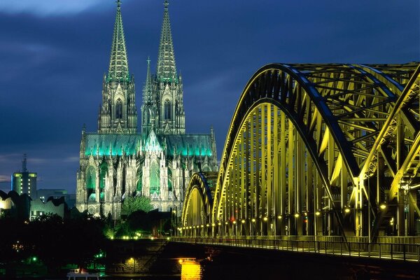 Cathédrale et pont dans la soirée en Allemagne