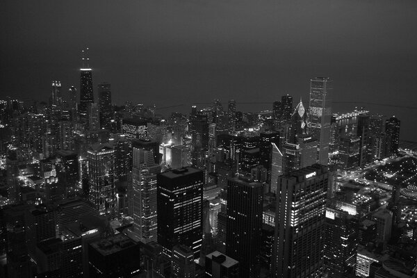 Foto en blanco y negro de la noche de Chicago