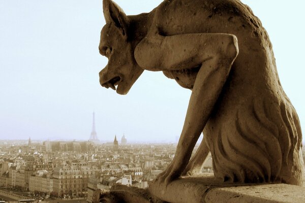 Statue auf dem Hintergrund der Stadt in Paris