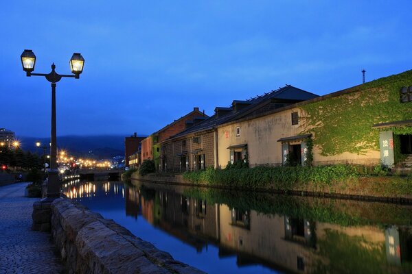 Casas a lo largo del canal. Luces nocturnas