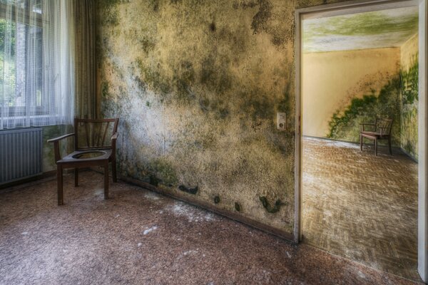 Silla en la habitación contra el fondo de la ventana