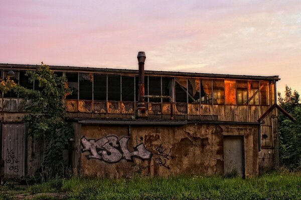 Bidonvilles du soir avec graffiti