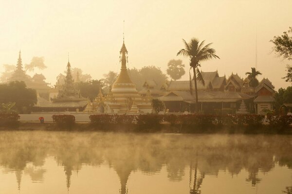 Morgen in Thailand, Fluss, Tempel, Palmen