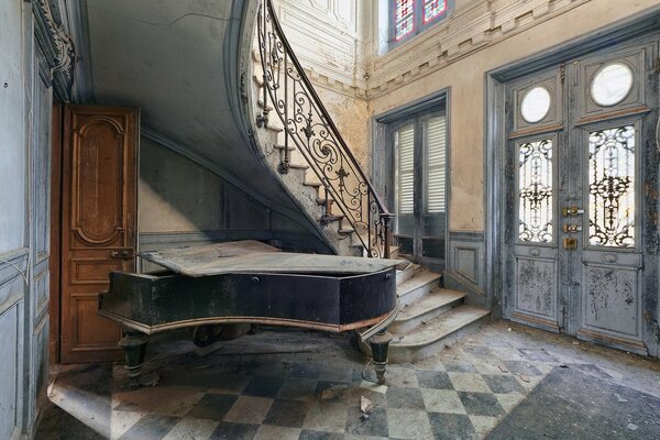 Piano sous les escaliers dans une maison de campagne