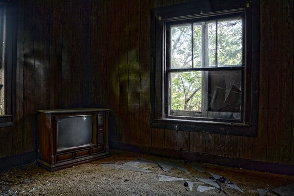 Imagen con TV, en una habitación oscura