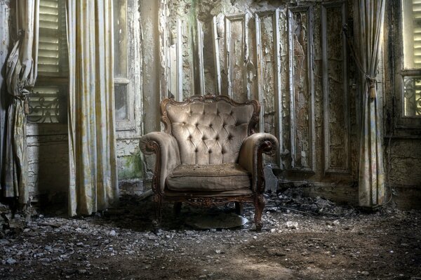 Комната в развалинах с роскошным креслом