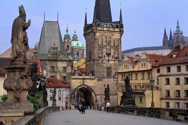 Ponte pavimentato ed edifici nella Repubblica Ceca