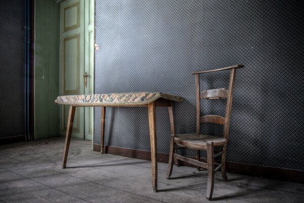 Chambre semi-vide avec chaise et table