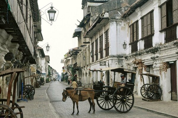 Chariot de cheval dans une rue étroite