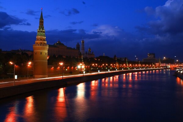 Der Kreml am Ufer der Nacht von Moskau /Fluss