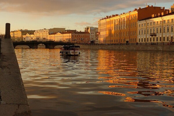 Катер плывет по каналу Санкт-Петербурга