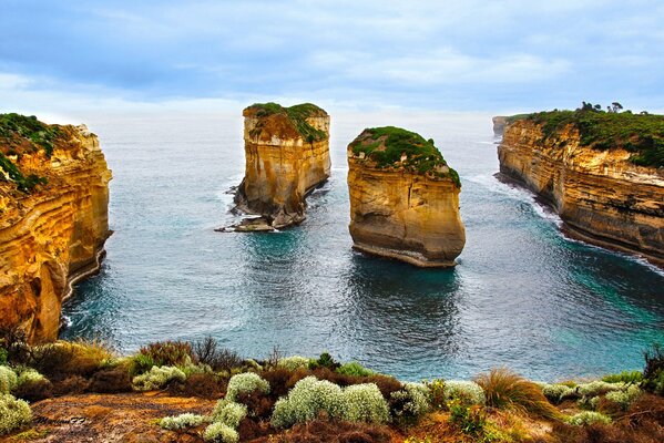 Vue sur la mer depuis la côte rocheuse