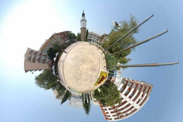 Foto panoramica della piazza con la Torre