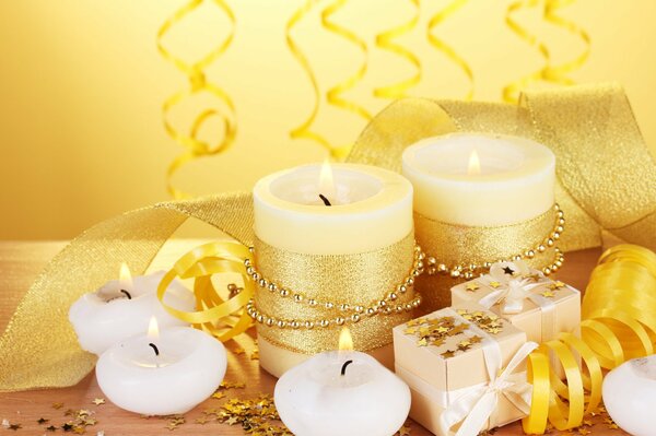 Золотое конфети и горящие свечи