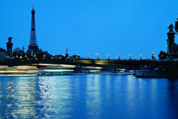 Lumières vives dans la nuit à Paris