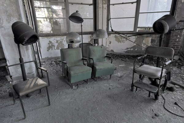 Salón de Peluquería en una habitación abandonada