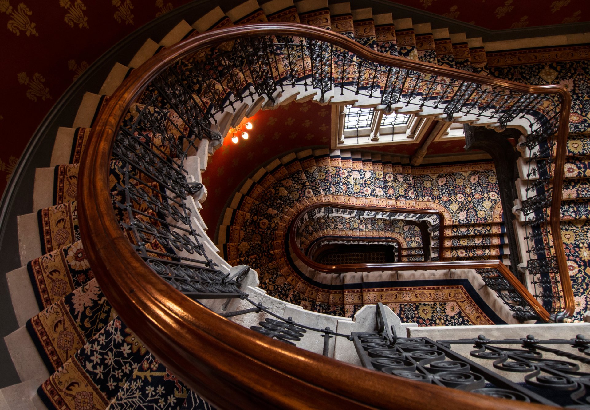 escalier marches bâtiment fenêtres