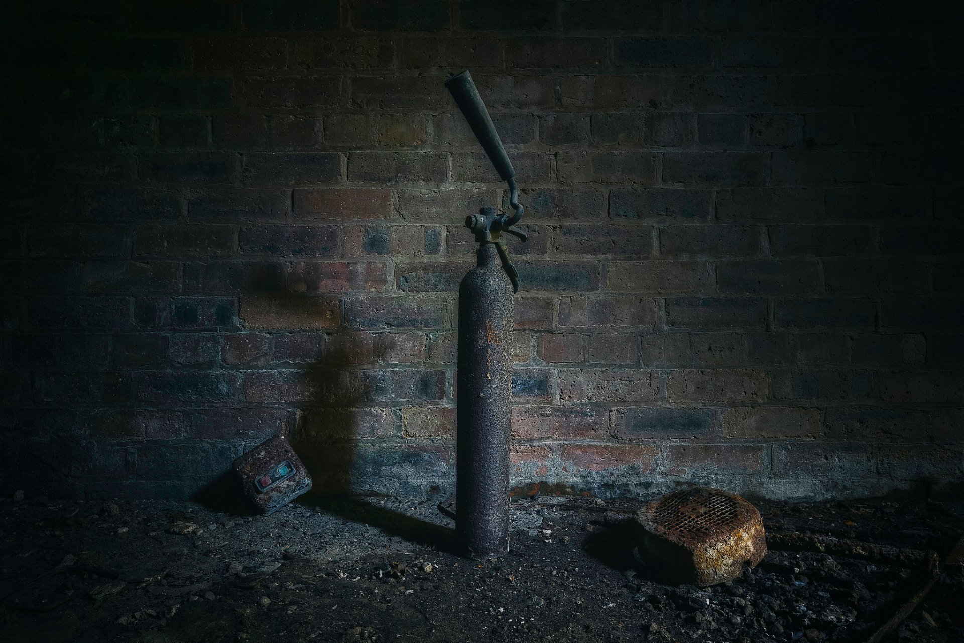 mur de briques extincteur rouille