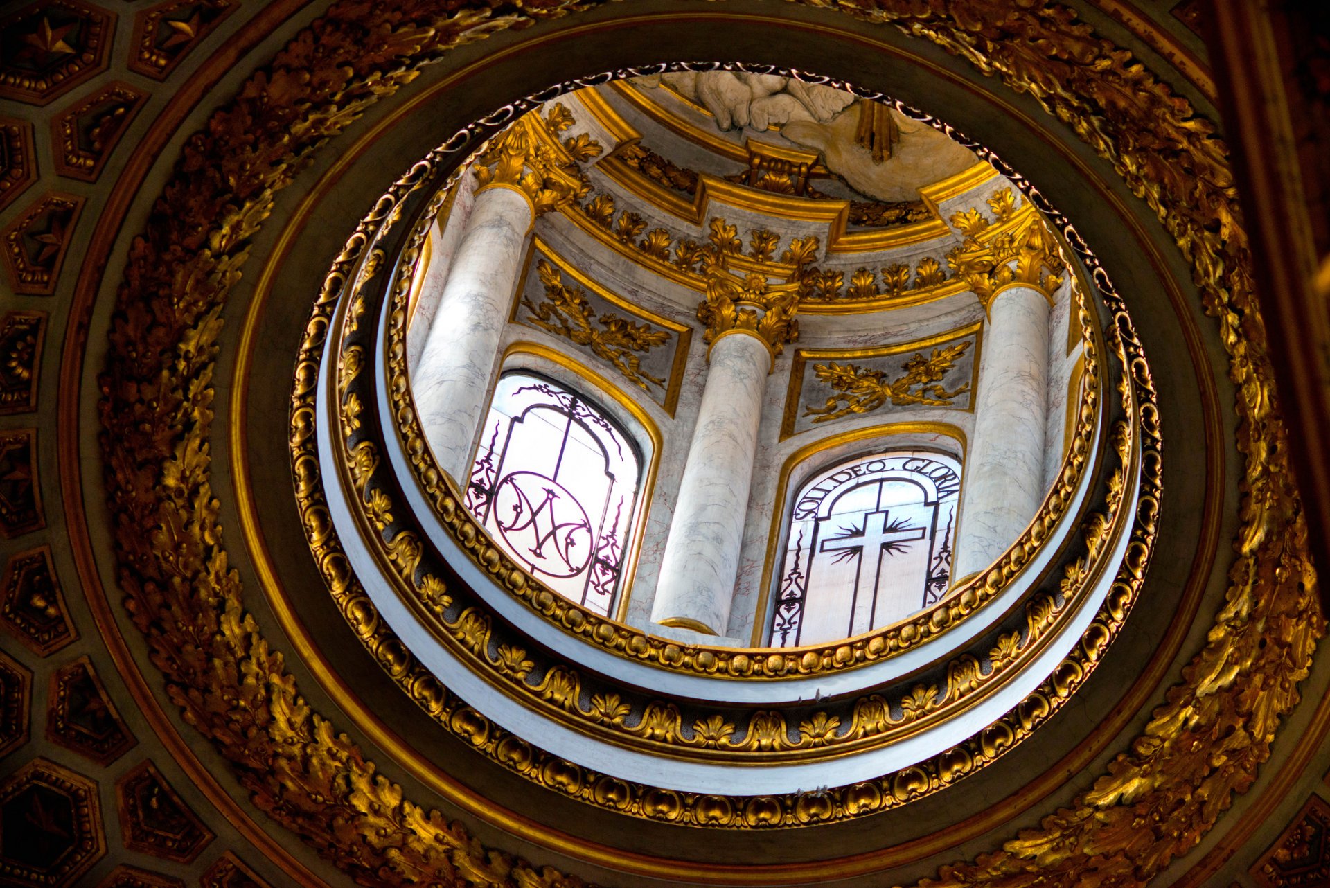 roma italia basilica di san luigi dei francesi colonne finestre cupola religione