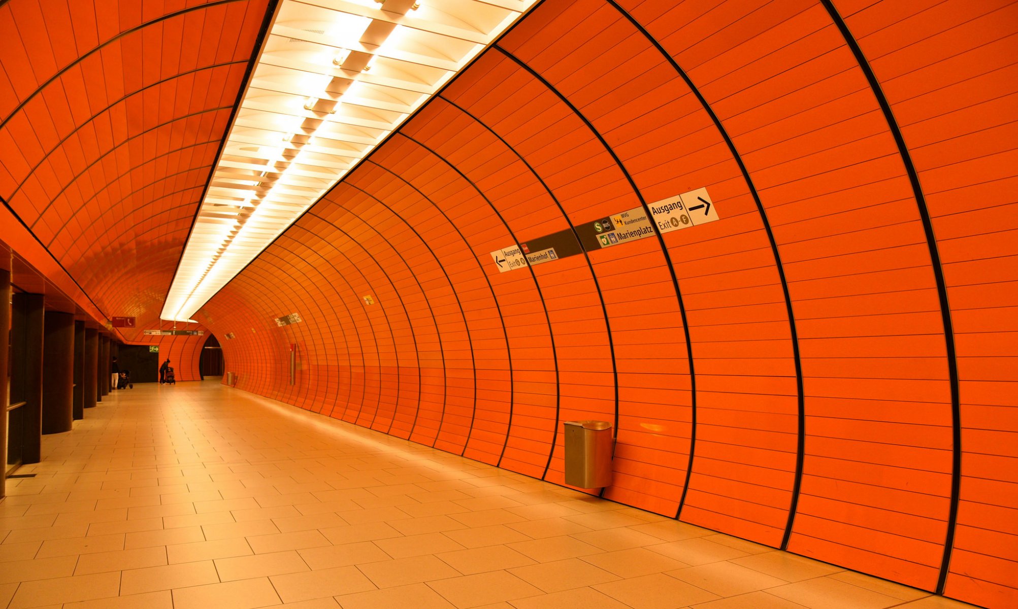 u-bahn station münchen deutschland