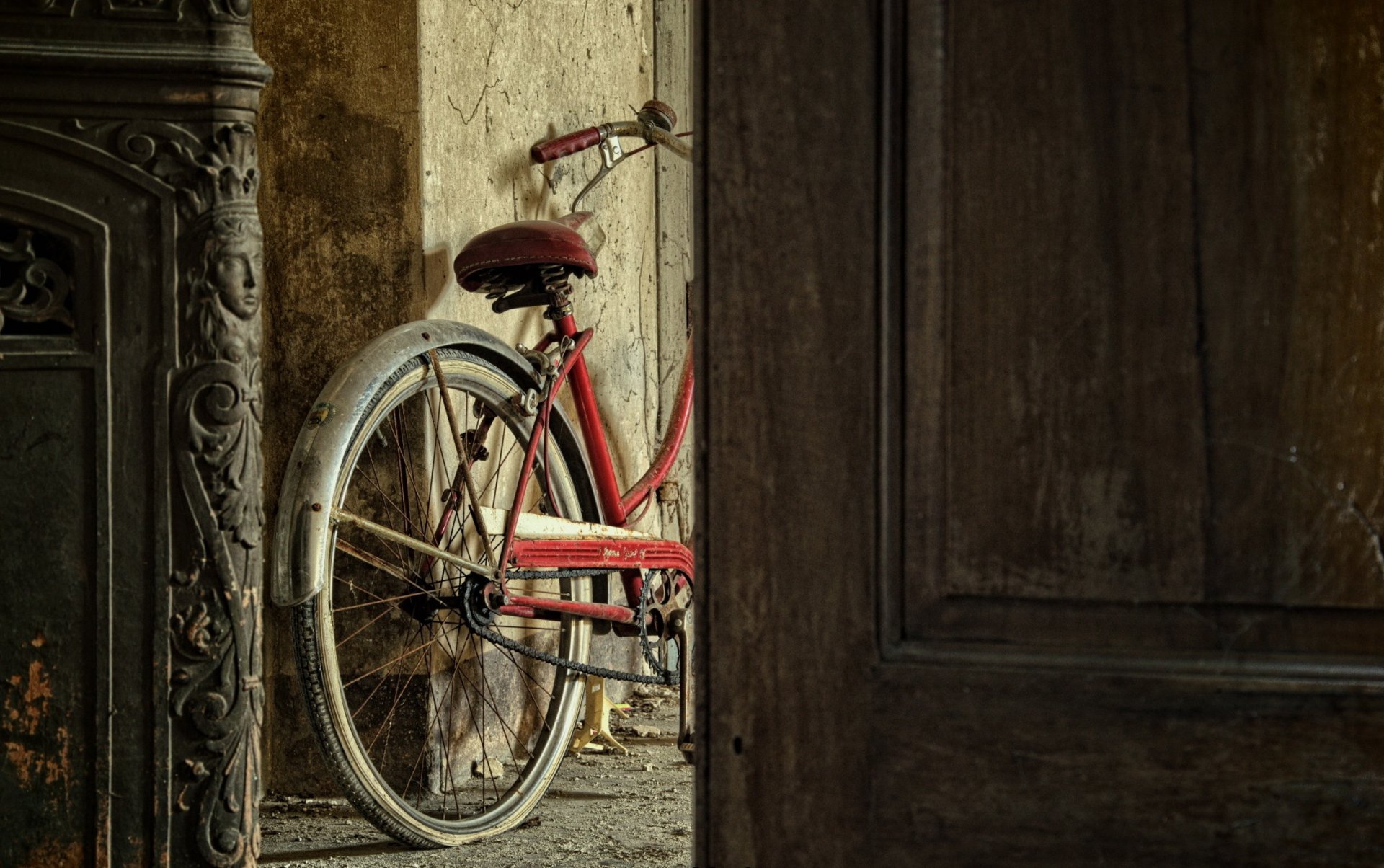 habitación puerta bicicleta