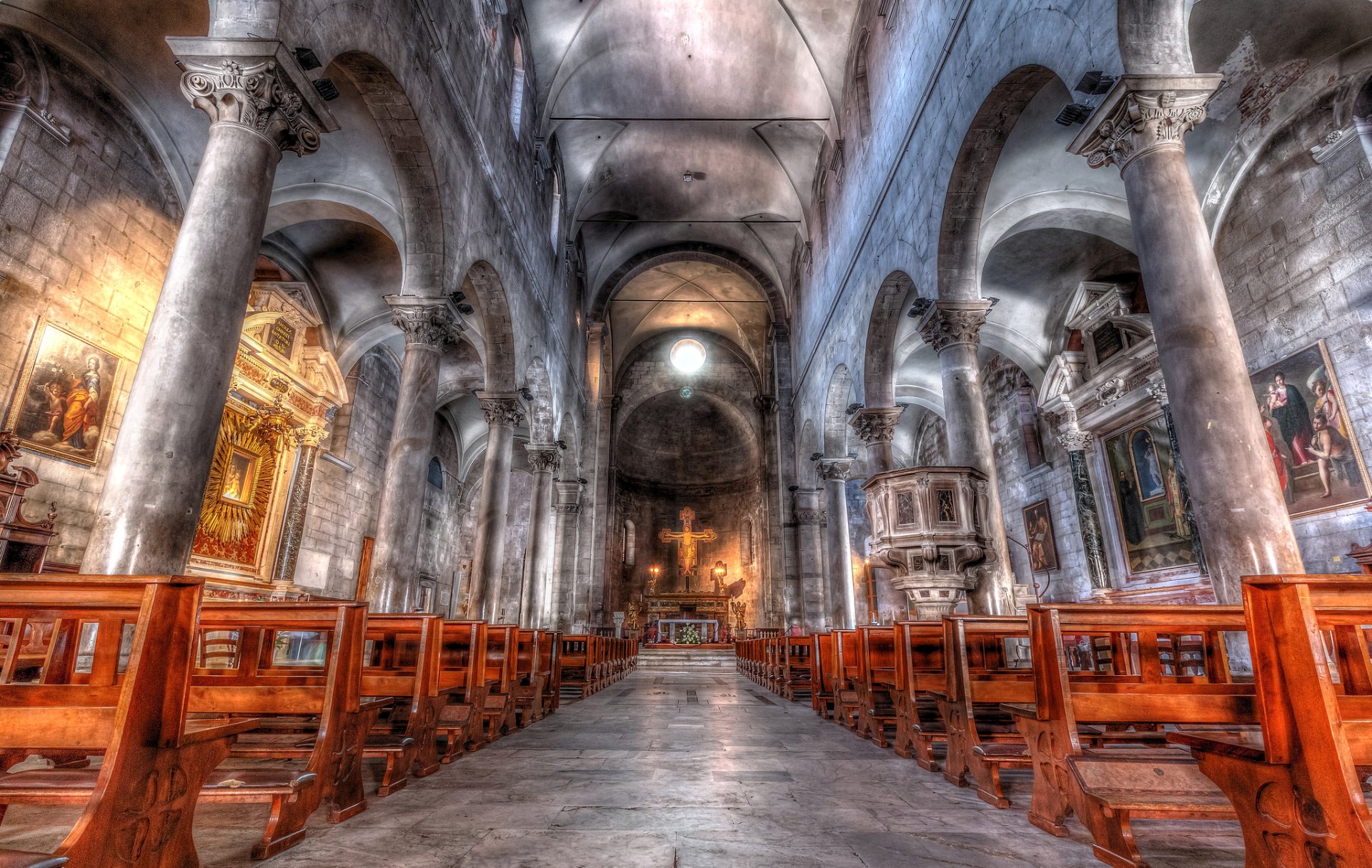 hdr religión columnas arquitectura nave iglesia de san michele in foro lucca toscana italia