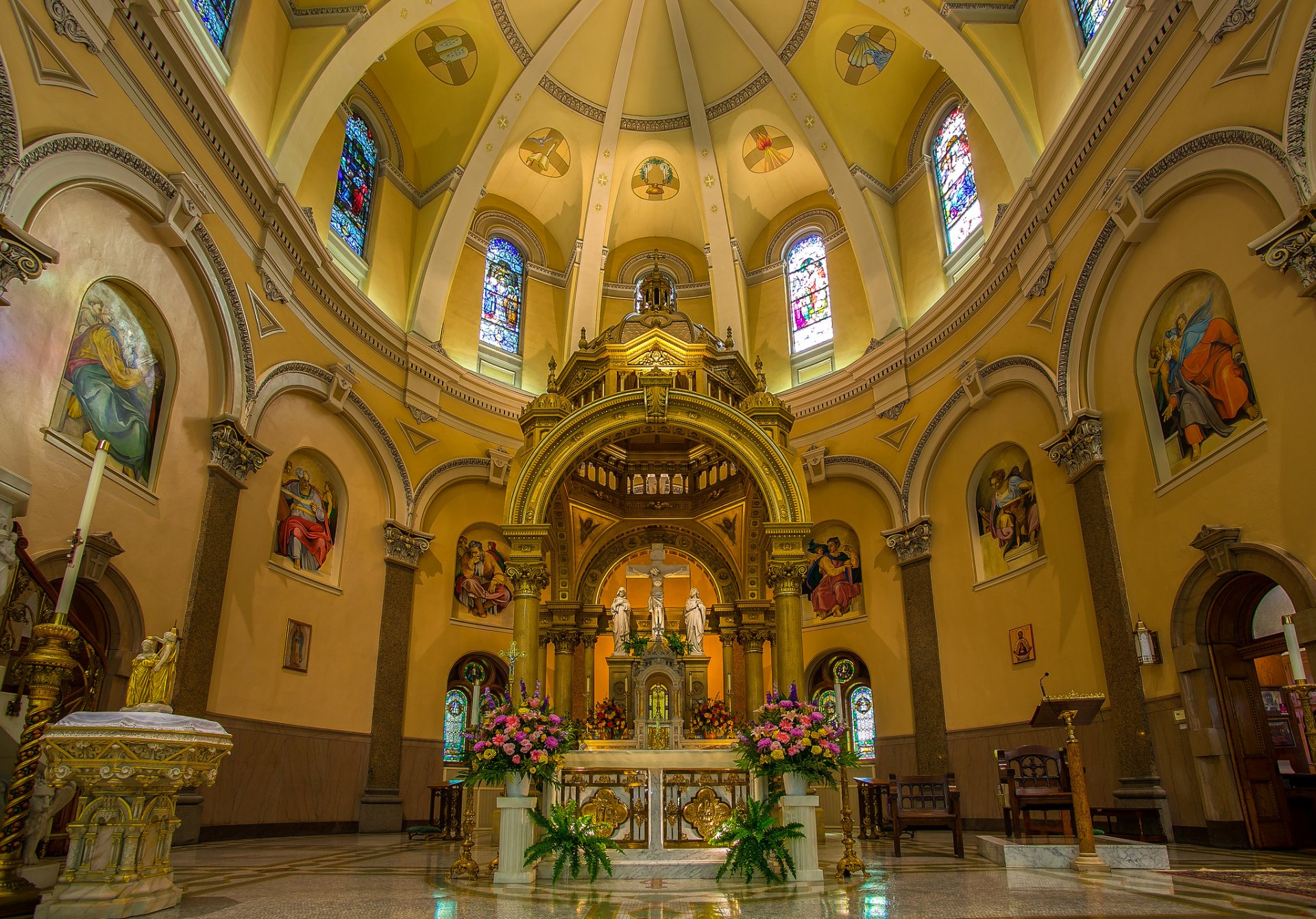 chiesa altare cupola vetrate fiori