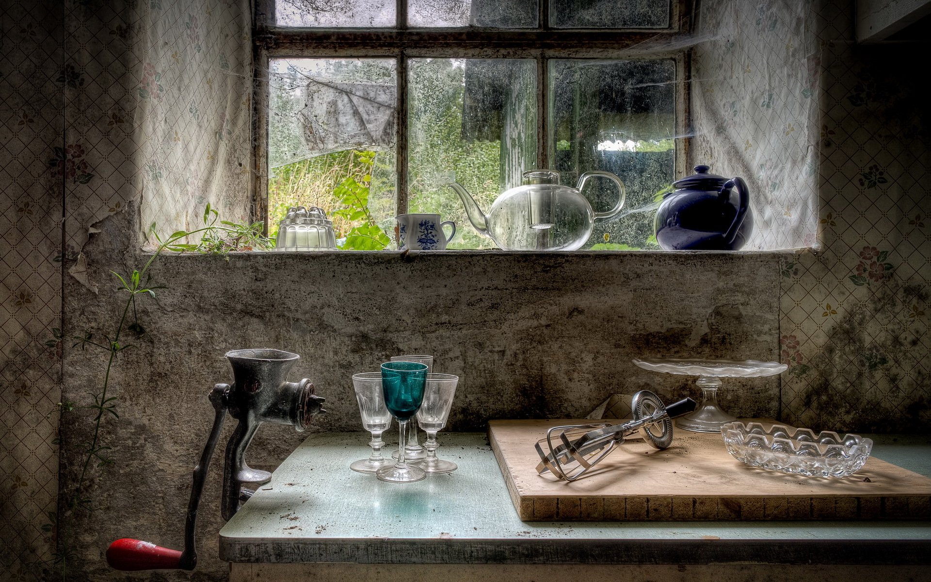 chambre fenêtre table moulin à viande